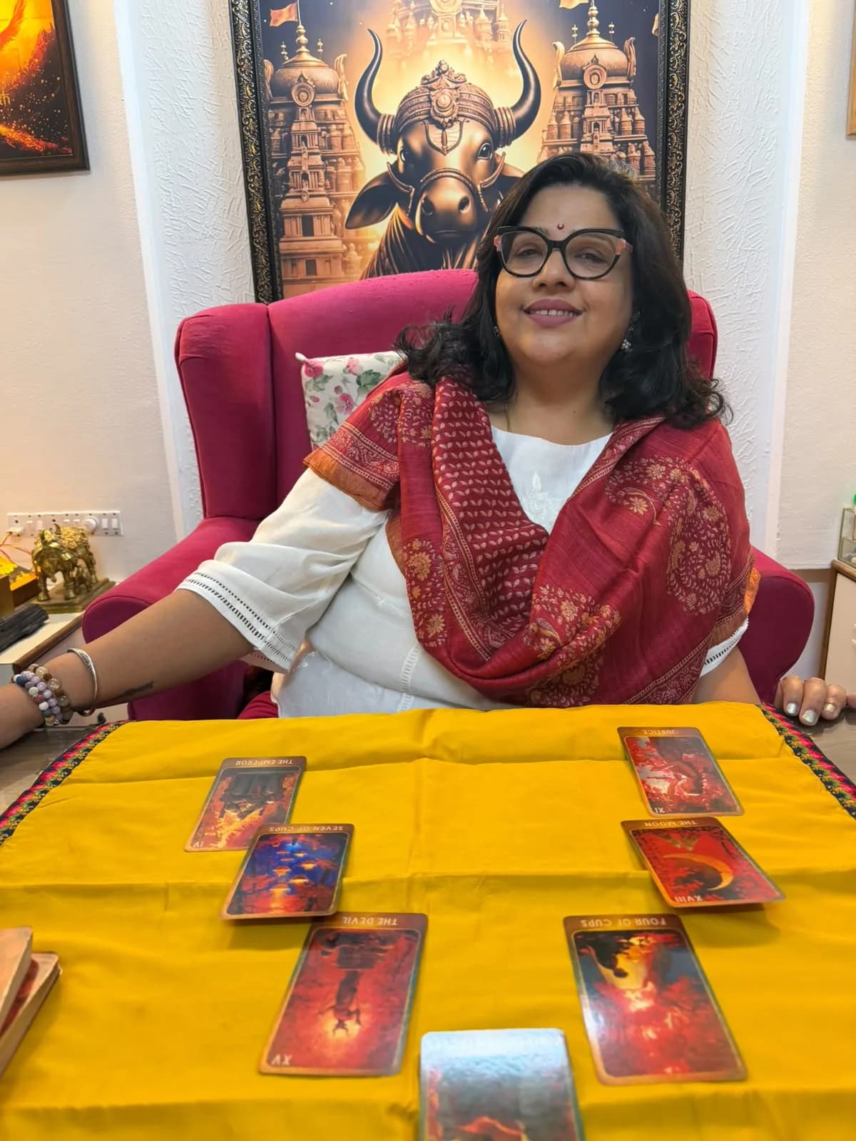 Manisha Belvalkar during a Tarot reading