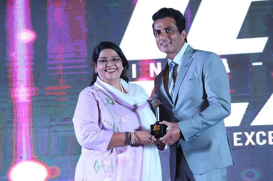 Manisha Belvalkar receiving professional recognition on stage